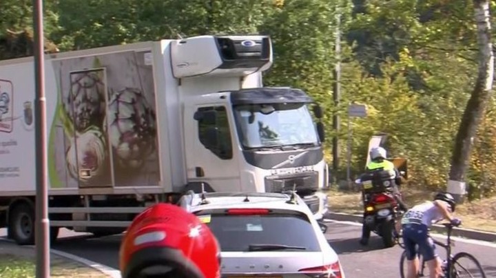 Prešľap na Okolo Luxemburska: pelotón prekvapila dodávka